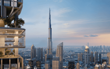 Paysage urbain moderne au coucher du soleil, avec la Burj Khalifa dominant les autres gratte-ciel de Dubaï. Au premier plan, un balcon surélevé, agrémenté de plantes et de mobilier d'extérieur, surplombe la ville.
