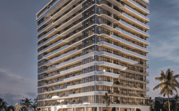 Un immeuble moderne de grande hauteur avec des fenêtres allant du sol au plafond et des balcons enveloppants, illuminés au crépuscule, s'élève au-dessus du paysage urbain. Des palmiers encadrent la vue, créant une oasis de Floarea au cœur de la vie urbaine.