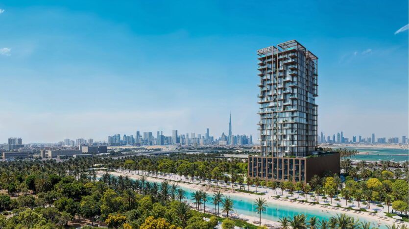 Une tour moderne, Wynwood Horizon de Imtiaz, se dresse près d'un canal bordé de palmiers, avec la ligne d'horizon de la ville et le Burj Khalifa visibles en arrière-plan sous un ciel bleu vif.