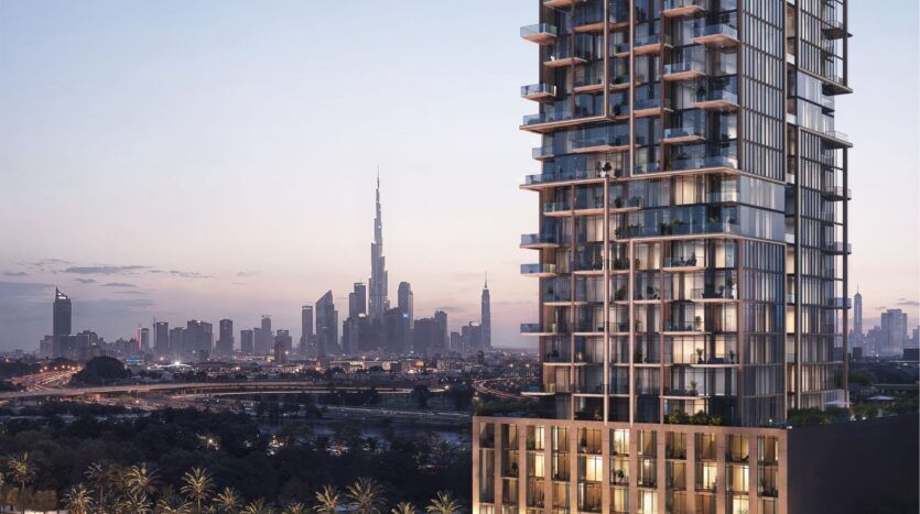 Immeuble moderne de grande hauteur avec balcons en verre au premier plan ; horizon de Dubaï et Burj Khalifa visibles à l'arrière-plan au coucher du soleil, illustrant le style distinctif de Wynwood Horizon de Imtiaz.