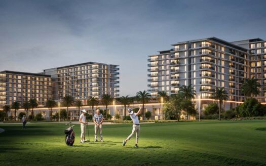 Trois personnes jouent au golf sur les collines verdoyantes de Golf Hills au crépuscule, avec deux immeubles d'habitation modernes à plusieurs étages et des palmiers en arrière-plan, le tout baigné de lumières chaudes.