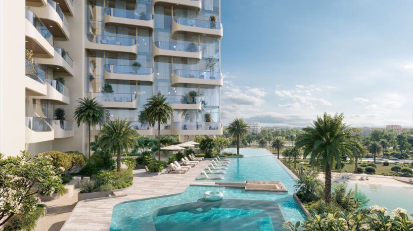 Le Caden est un immeuble d'appartements de luxe moderne avec des balcons en verre donnant sur une piscine à débordement, des palmiers, des chaises longues et un jardin paysager, le tout entouré d'espaces verts pittoresques et d'un ciel bleu.