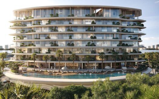 L'immeuble de luxe moderne de plusieurs étages de Lia est doté de grands balcons et d'une végétation luxuriante, donnant sur une piscine incurvée bordée de palmiers, avec les bâtiments de la ville visibles en arrière-plan.