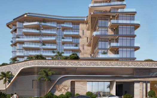 Un bâtiment moderne de plusieurs étages avec des balcons en verre incurvés, des murs texturés de couleur beige et des terrasses verdoyantes vous accueille à Flora Bay. Des palmiers et des voitures garées bordent l'entrée sous un ciel bleu clair.