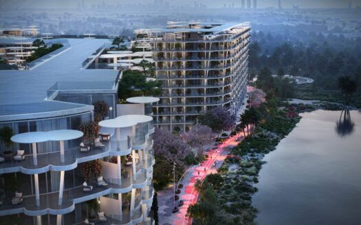 Des gratte-ciel modernes aux balcons incurvés surplombent un front de mer, entouré d'arbres et éclairé par des lampadaires au crépuscule, près des jardins de Sakura, avec une ligne d'horizon de la ville visible dans le lointain brumeux.