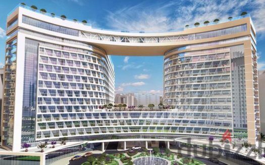 Un bâtiment futuriste à deux tours relié par un pont aérien, doté de façades en verre incurvées et de terrasses vertes, sur un ciel bleu avec des nuages épars à Seven Palm.