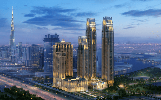 Une vue panoramique de la ville d'Al Habtoor au crépuscule, avec des gratte-ciel illuminés et l'imposante tour Amna en arrière-plan, sur laquelle se reflètent une rivière et les lumières de la ville.