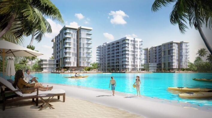 Scène de villégiature luxueuse en bord de mer dans le District 1 de Dubaï, avec des gens se relaxant sur une plage de sable, d'autres faisant du paddleboard et des bâtiments modernes à plusieurs étages entourés de palmiers en arrière-plan.