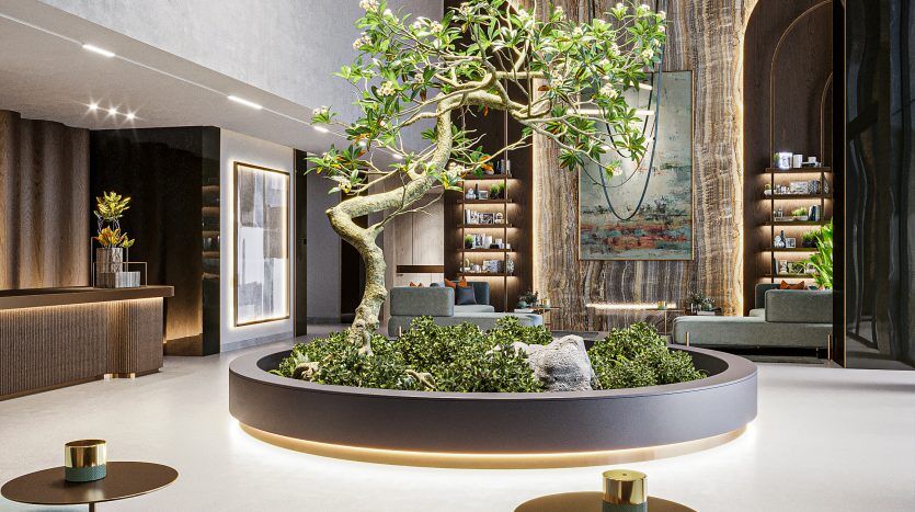 Intérieur moderne comprenant une pièce maîtresse circulaire avec un grand bonsaï, entouré d'une verdure luxuriante, et un mobilier élégant sous un vaste miroir circulaire et un élégant éclairage Oxford 212.
