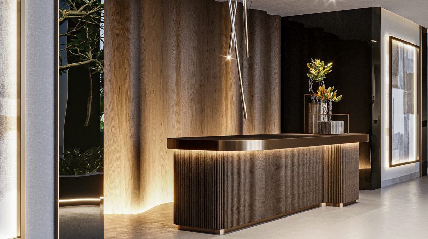 Hall d'entrée moderne doté d'un élégant comptoir de réception en bois avec éclairage d'ambiance. Les miroirs verticaux Oxford 212 et les décorations végétales rehaussent le design élégant et minimaliste.
