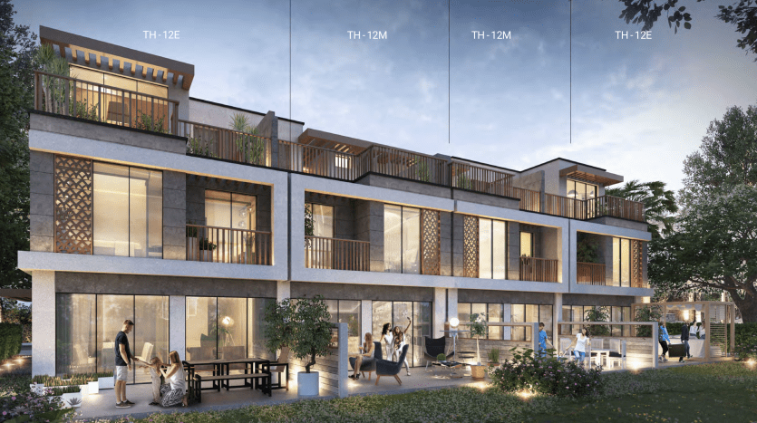 Maisons de ville modernes à plusieurs étages avec terrasses, grandes fenêtres vitrées et revêtement extérieur en pierre. Les gens s'adonnent à diverses activités dans les maisons bien éclairées et le jardin luxuriant au crépuscule, ce qui les rend idéales pour