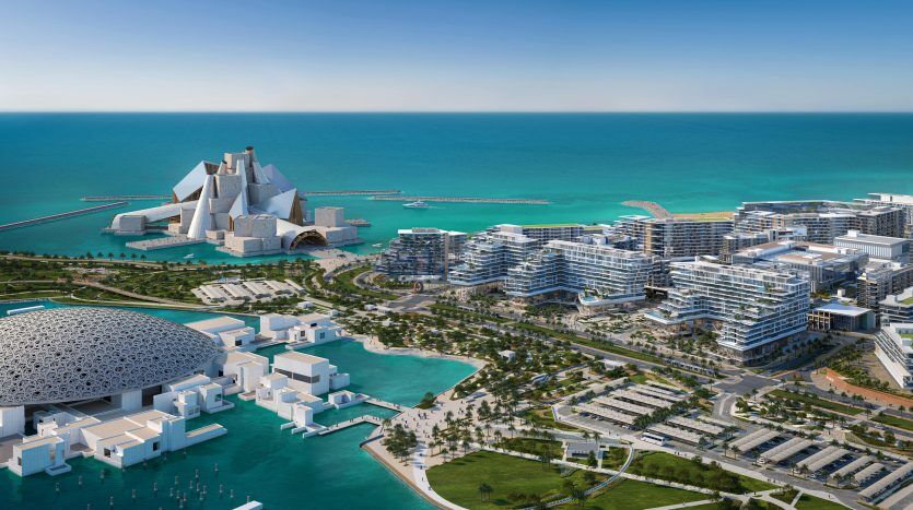 Vue aérienne d'un paysage urbain côtier moderne avec des bâtiments architecturaux uniques à Dubaï et des eaux bleu clair, entourés de verdure luxuriante et de passerelles.