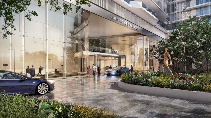 Un rendu artistique de l'entrée d'un hôtel moderne appelé "Louvre Residences" à Dubaï avec une façade en verre, un espace voiturier avec une voiture de luxe et des gens marchant au milieu d'une verdure luxuriante.