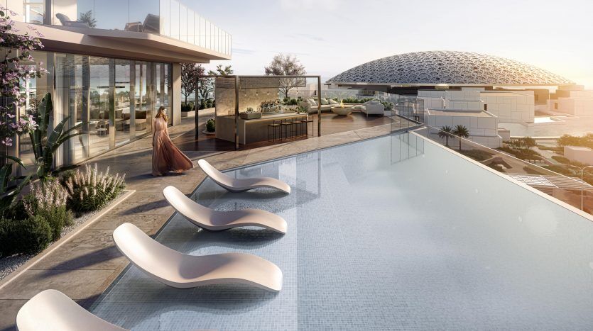 Piscine luxueuse sur le toit avec chaises longues courbées surplombant un paysage urbain de Dubaï, avec une structure en forme de dôme unique en arrière-plan, sous un ciel clair au coucher du soleil.