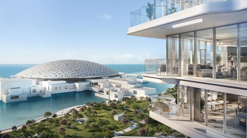 Architecture côtière futuriste comprenant une villa au motif géométrique et des bâtiments modernes dotés de grandes fenêtres en verre donnant sur la mer à Dubaï, entourés d'un aménagement paysager verdoyant.