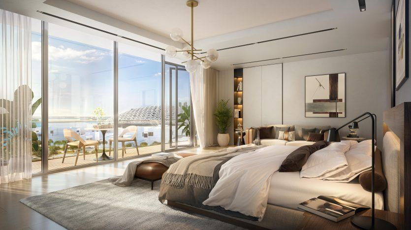 Chambre luxueuse et moderne dans une villa de Dubaï avec un lit confortable, une décoration élégante, de grandes fenêtres menant à un balcon avec vue sur l'océan et une lumière naturelle illuminant l'espace.