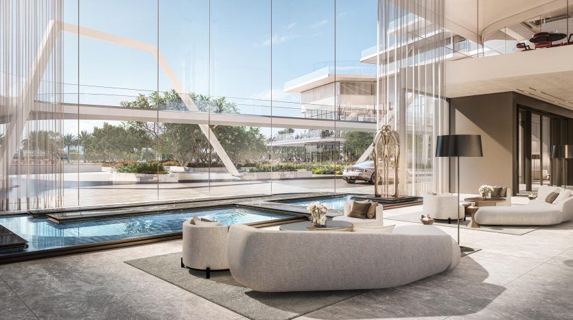 Salon luxueux dans une villa de Dubaï avec des murs de verre panoramiques donnant sur une piscine extérieure sereine, un jardin luxuriant et une voiture élégante, reflétant un design intérieur moderne et spacieux avec un éclairage naturel.