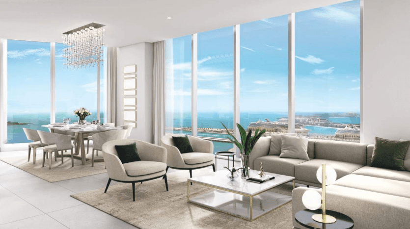 Salon luxueux et moderne dans une villa de Dubaï avec de grandes fenêtres donnant sur la mer, comprenant un canapé sectionnel, un coin repas et un éclairage décoratif. Ambiance lumineuse et aérée avec vue sur la côte.