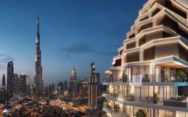 Un paysage urbain panoramique au crépuscule montrant un bâtiment moderne à plusieurs niveaux au premier plan et une ligne d'horizon composée de nombreux gratte-ciel, dont une très haute tour, le tout illuminé par le ciel du soir. Idéal