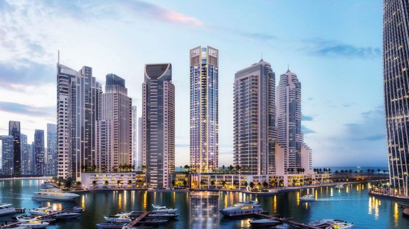 Une vue panoramique sur le front de mer d'une ville moderne au crépuscule, avec de grands gratte-ciels illuminés, une marina avec plusieurs yachts et des reflets vibrants dans l'eau.