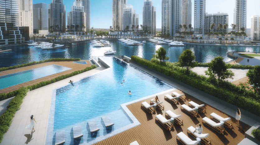 Une scène luxueuse au bord de l'eau à Dubaï avec une grande piscine avec des nageurs, des chaises longues et une marina à proximité avec des bateaux, entourée d'immeubles de grande hauteur modernes.