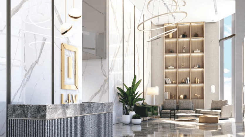 Lobby d'hôtel moderne comprenant un bureau de réception en marbre, des luminaires dorés suspendus et un coin salon avec des étagères, un canapé et des chaises, complété par de grandes fenêtres et une plante verte, idéal pour ceux