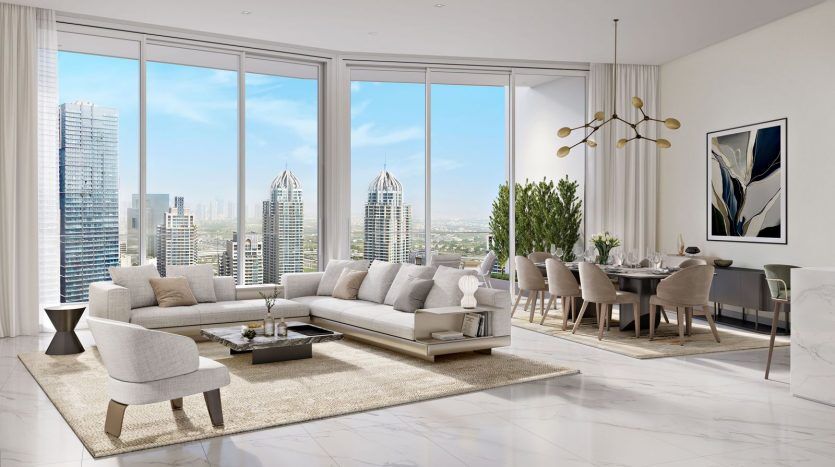 Salon d'appartement luxueux doté de baies vitrées offrant une vue sur les toits de la ville de Dubaï, comprenant un élégant canapé blanc, un fauteuil et un coin repas chic.