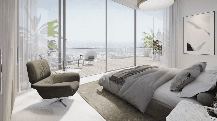 Chambre moderne dans un appartement de Dubaï avec un grand lit, un fauteuil et des portes coulissantes en verre menant à un balcon donnant sur un paysage urbain. Ambiance lumineuse et aérée avec la lumière du soleil entrant à flots.
