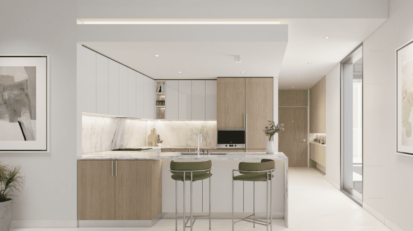 Une cuisine moderne dans une villa de Dubaï avec des armoires blanches et en bois, un dosseret en marbre et un îlot central avec des tabourets verts. Un éclairage lumineux et des œuvres d'art minimalistes décorent l'espace.