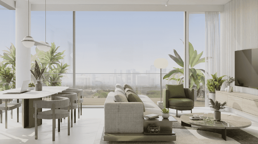 Un salon moderne dans une villa de Dubaï avec de grandes fenêtres offrant une vue sur la ville, comprenant un coin repas, un canapé, des chaises, une télévision et plusieurs plantes d'intérieur, dans un cadre lumineux et lumineux.