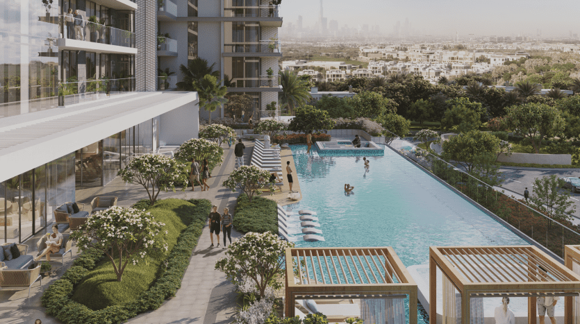 Ellington House, un complexe d'appartements luxueux et modernes situé à Dubai Hills, dispose d'une grande piscine entourée d'une végétation luxuriante. Les résidents se détendent sur des chaises longues et dans la piscine tout en admirant le magnifique panorama de la ville avec ses immeubles imposants sous un ciel dégagé.