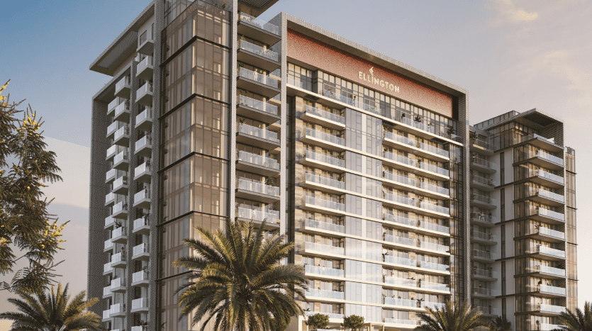 Un rendu architectural d'un complexe d'appartements moderne à Dubaï comprenant plusieurs balcons, de grandes fenêtres en verre et entouré de palmiers, capturé au crépuscule.