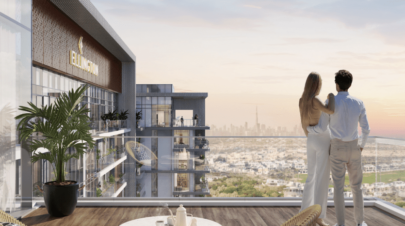 Un couple contemple un paysage urbain depuis un luxueux toit-terrasse doté de meubles élégants et de plantes luxuriantes, avec un ciel dégagé au coucher du soleil. Cet endroit privilégié à Dubaï, parfait pour l'investissement immobilier, incarne