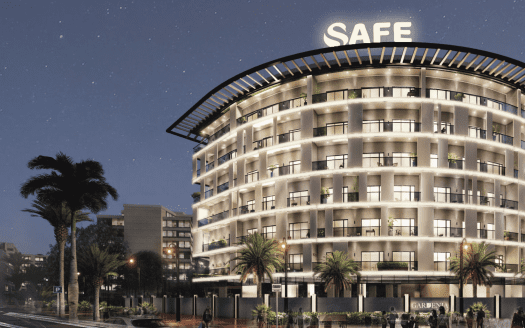 Un bâtiment d'hôtel moderne illuminé la nuit avec le mot « coffre-fort » sur le toit, entouré de palmiers et d'un paysage urbain à Dubaï.