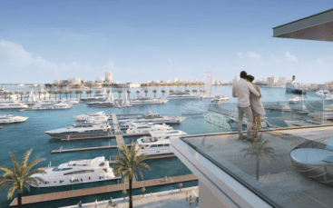Un couple se tient sur un balcon surplombant une luxueuse marina remplie de yachts, avec un paysage urbain serein et un ciel clair en arrière-plan, mettant en valeur l'immobilier de premier ordre de Dubaï.