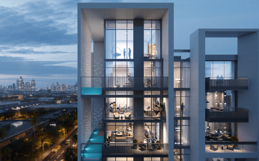Vue nocturne d'un immeuble moderne de plusieurs étages avec des intérieurs et des balcons éclairés, donnant sur les toits de la ville de Dubaï.
