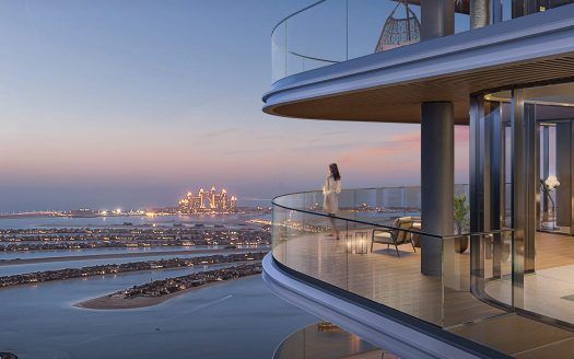 Une femme se tient sur le balcon moderne d’une villa de Dubaï surplombant un paysage urbain côtier au crépuscule, avec des gratte-ciel illuminés et une mer calme en arrière-plan.