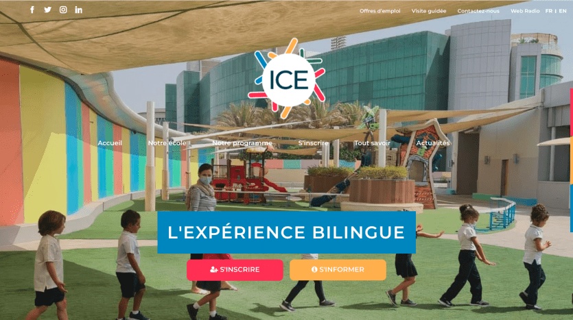 Les enfants jouent sur une cour de récréation colorée sous une grande zone ombragée, avec la villa Dubaï en arrière-plan et l'interface du site Web de « glace » affichée avec de multiples options de navigation.