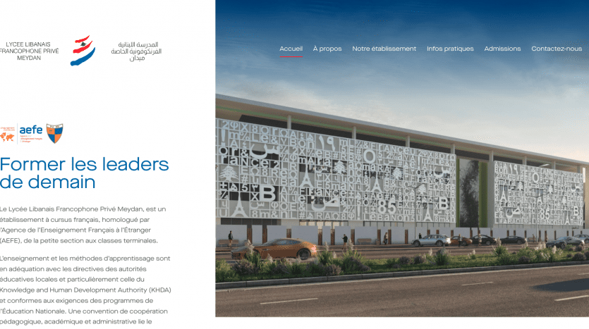 Rendu architectural d'un bâtiment éducatif moderne avec des motifs géométriques complexes sur sa façade, présenté sur un site Web avec du texte en français et des menus de navigation, représentant une opportunité d'investissement à Dubaï.