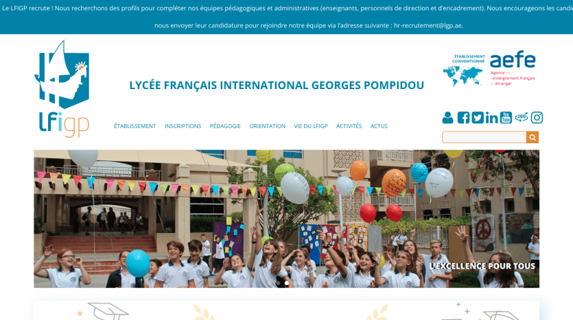 Une capture d'écran de la page d'accueil du site Internet du lycée français international Georges Pompidou présentant une bannière d'élèves souriants avec des ballons célébrant un événement d'investissement à Dubaï.
