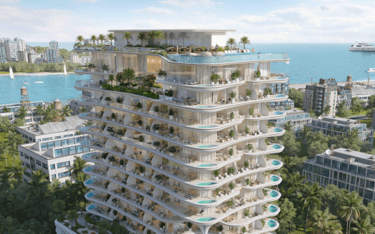 Un futuristico edificio residenziale a più piani a Dubai con verde lussureggiante su ogni balcone, affacciato su un paesaggio urbano costiero con barche e yacht che navigano nelle vicinanze.