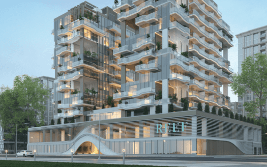 Le bâtiment d'architecture moderne REEF 999 présente de nombreux balcons ornés de plantes. Son design ondulé et ses grandes fenêtres sont entourés d'arbres luxuriants. La partie inférieure affiche bien en évidence les lettres « RMIT ».