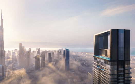Une silhouette urbaine moderne au lever du soleil, avec de hauts gratte-ciels s'élevant au-dessus des nuages bas. La Burj Khalifa est visible à gauche, et un bâtiment portant l'inscription « TRUMP » est bien visible à droite.