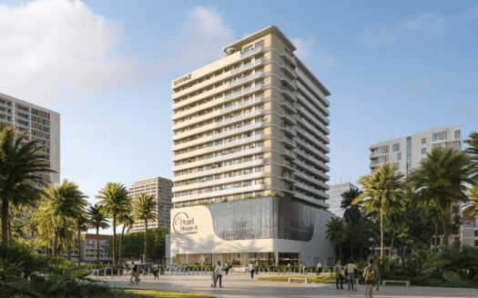 Un grand hôtel moderne avec des balcons, appelé "Pearl House", est entouré de palmiers et d'autres bâtiments. Des gens se promènent et se rassemblent au premier plan par une journée ensoleillée.
