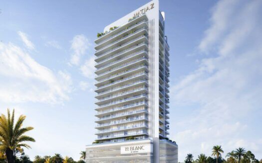 Une tour moderne baptisée "Metaz" et "Le Blanc", avec des balcons blancs et des fenêtres en verre, s'élève sur fond de ciel bleu et de palmiers, mettant en valeur l'élégance contemporaine de la Résidence Le Blanc à Dubailand.
