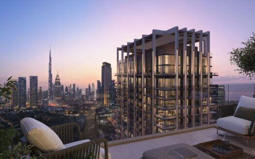 Immeuble moderne de grande hauteur avec des fenêtres allant du sol au plafond au coucher du soleil, horizon de la ville avec des gratte-ciel illuminés à l'arrière-plan, et terrasse extérieure avec des plantes au premier plan à The Residences DIFC.