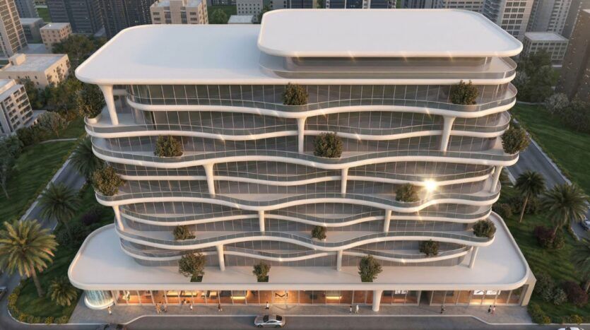 Coralis, un immeuble moderne de plusieurs étages, présente des balcons blancs courbes et ondulés, de grandes baies vitrées et de petits arbres à chaque étage, le tout entouré de rues de la ville et de verdure.