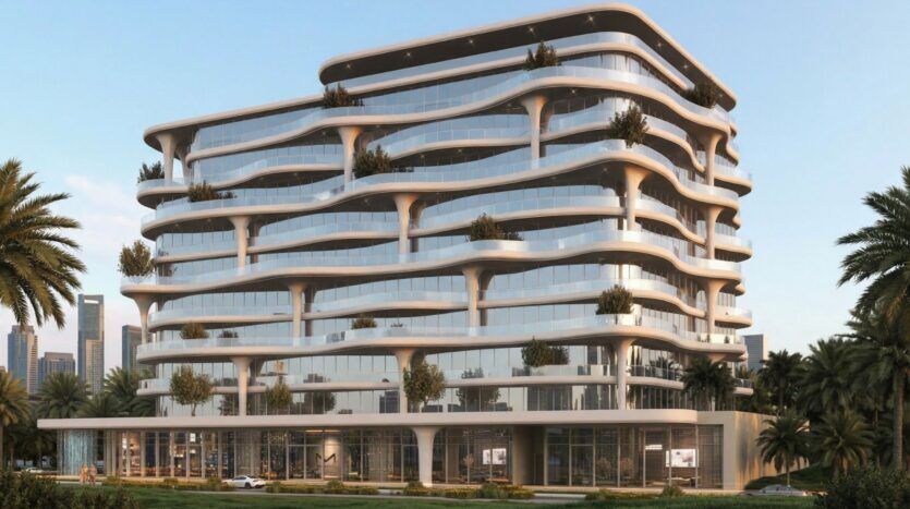 Immeuble moderne de plusieurs étages de Coralis, avec des balcons et des parois vitrées en forme de vagues, avec de petits arbres sur les terrasses. Des palmiers et une voiture de luxe sont visibles au premier plan, avec la ligne d'horizon de la ville à l'arrière-plan.