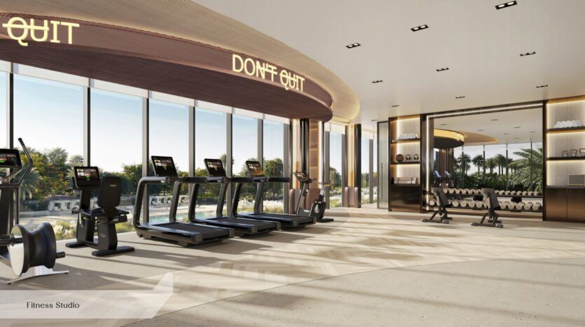 Salle de sport moderne située à Everly Place, près d'Ellington, dotée de grandes baies vitrées, de tapis de course offrant une vue panoramique, d'haltères soigneusement rangés, de miroirs et d'un éclairage au plafond motivant sur lequel on peut lire « DON'T QUIT » (N'ABANDONNEZ PAS), le mot « QUIT » (ABANDONNER) étant partiellement visible.