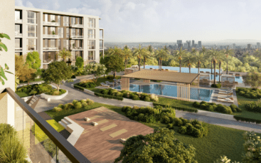 Vue depuis un balcon présentant une villa moderne à Dubaï avec une grande piscine, des chaises longues et un jardin luxuriant, le tout sur fond de toits de la ville.